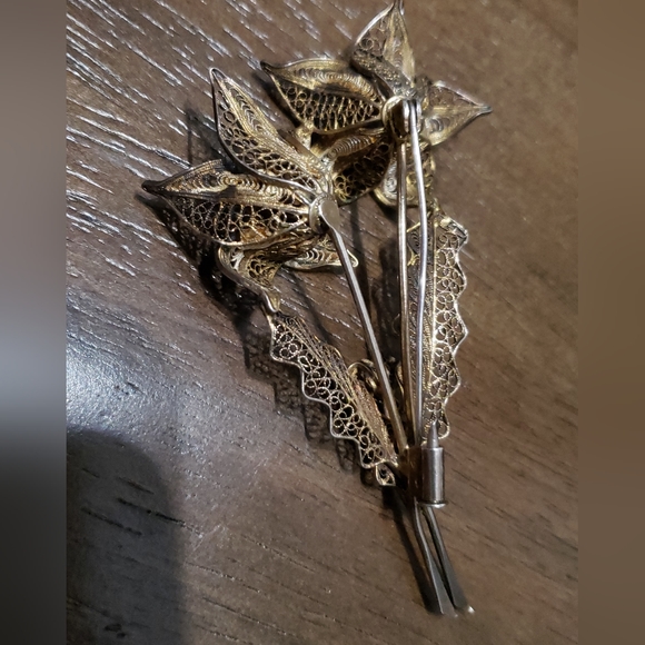 Vintage Lily brooch / pin - Picture 2 of 5